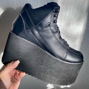 YRU Qozmo Hi-Black Platform Sneaker